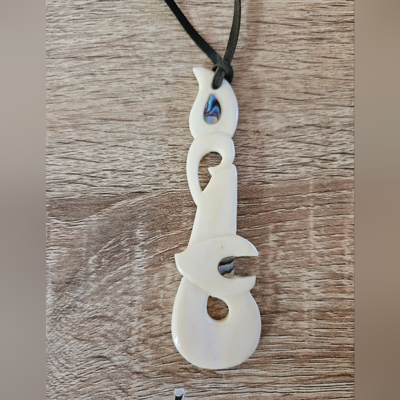 Polynesian Hand Carved Bone Fish and Abalone With Black Leather Chain - Picture 4 of 7